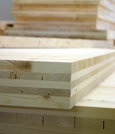 Foto eines Brettsperrholzstapels. Kreuzweise verleimtes Holz. LENO, MERK-Dickholz